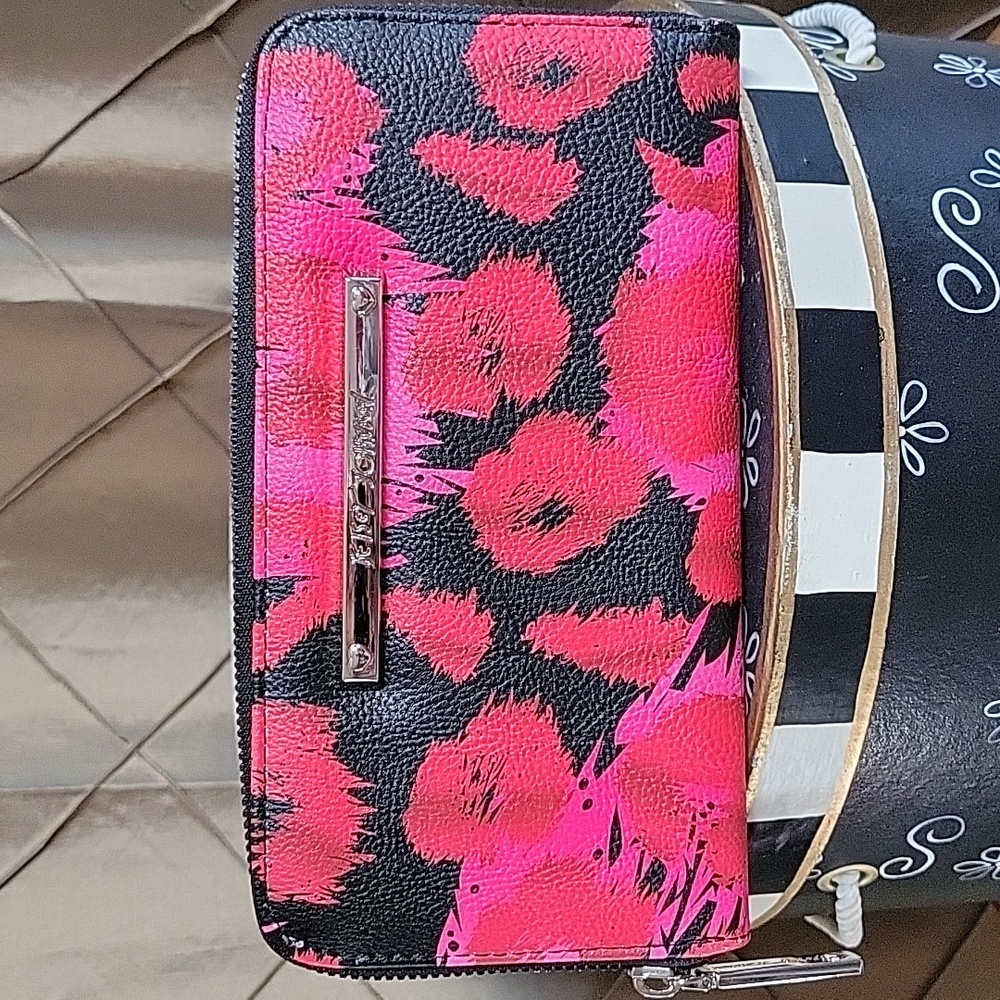 NWOT- Betsey Johnson ‘Abstract/Smeared’ Lip Zip Around Wallet